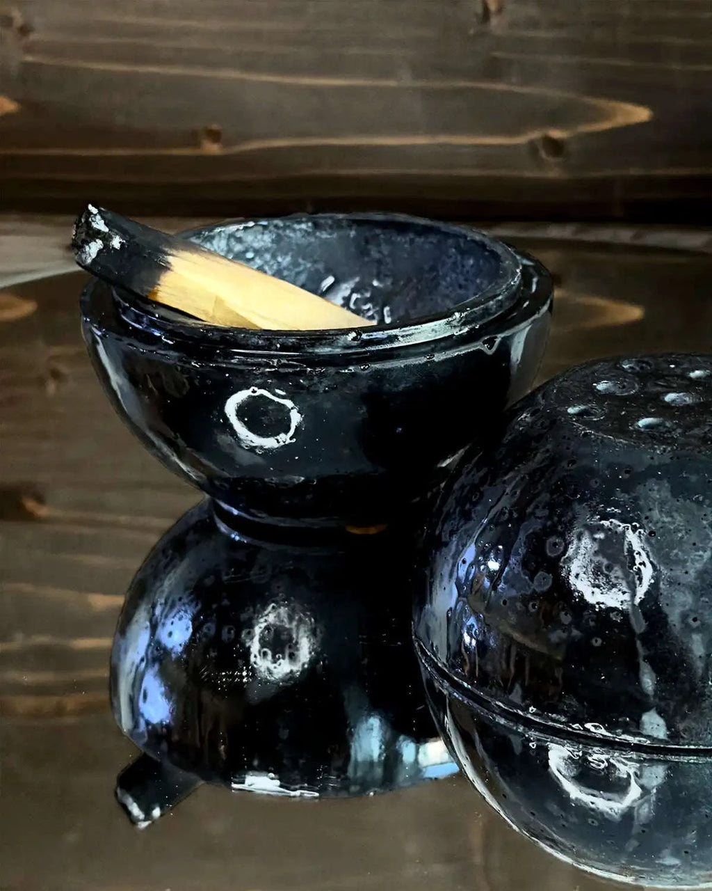Schwarze Betonschale Zazar zum Räuchern von Palo Santo oder Räucherkegeln für Achtsamkeit.